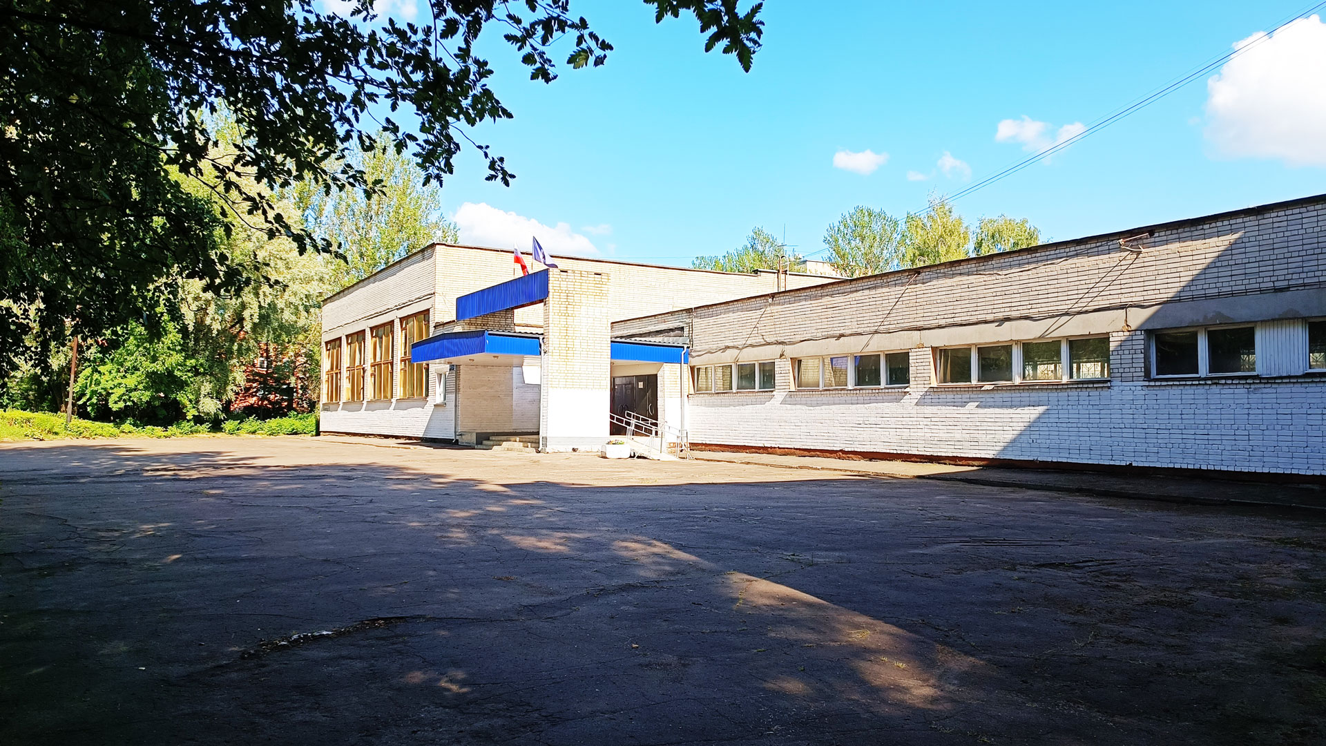 Гимназия 1 Ярославль: общий вид территории и здания.