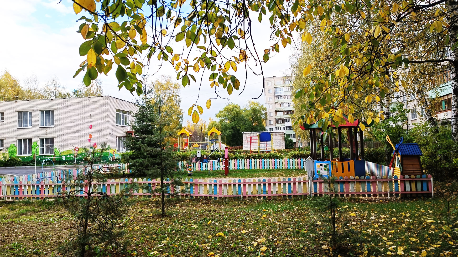 Детский сад 93 Ярославль по ул. Архангельский проезд, 5а: панорамный вид д/с.