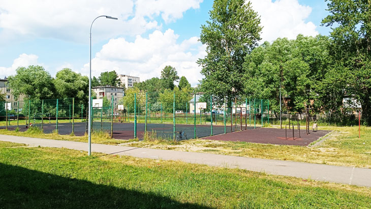 Спортивная площадка школы 26 в городе Ярославле.