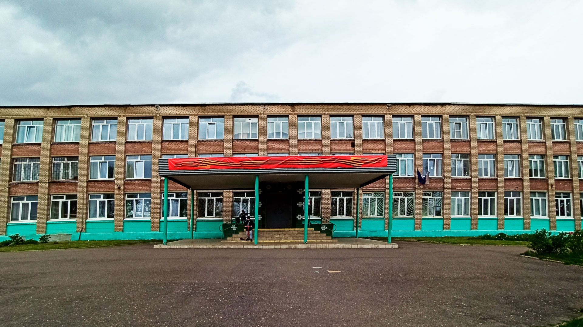 Школа 30 Ярославль: центральный вход в здание учреждения.