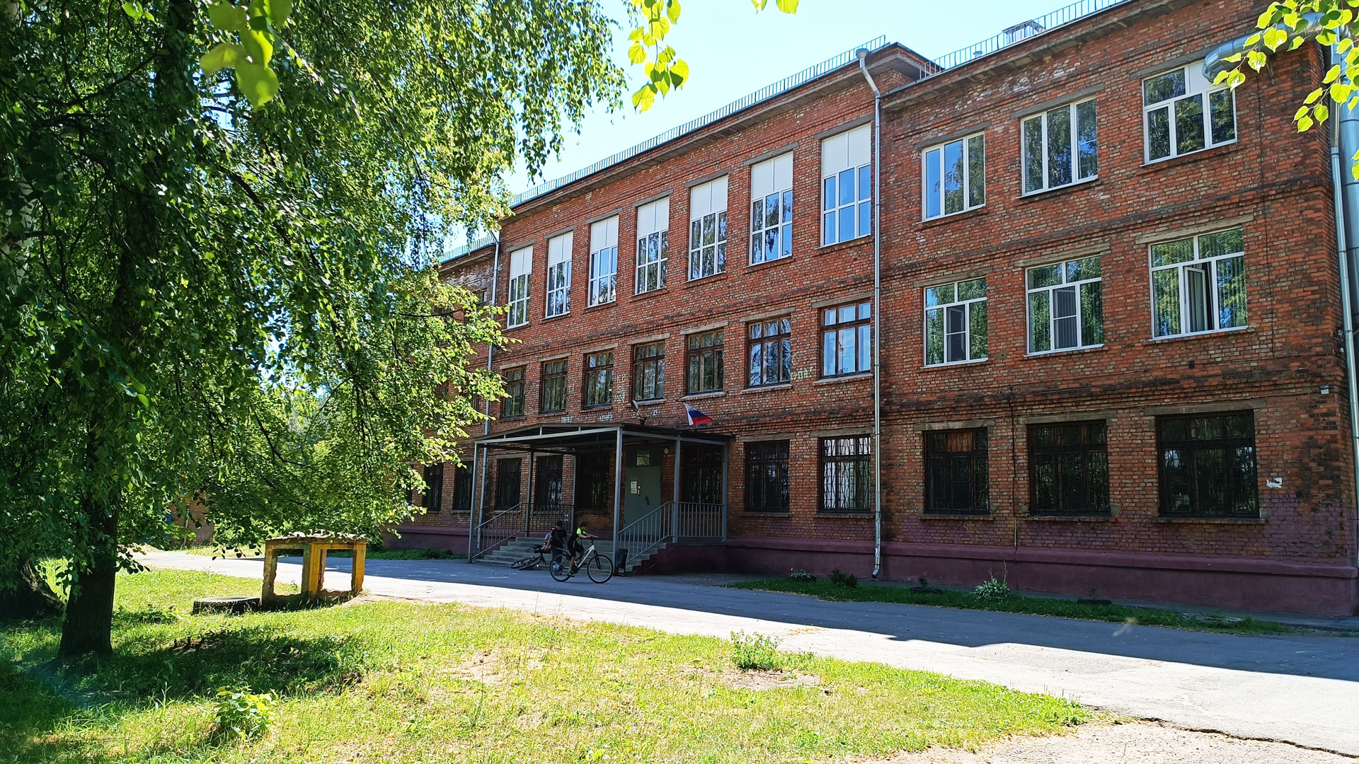 Школа 60 Ярославль: центральный вход в здание учреждения.