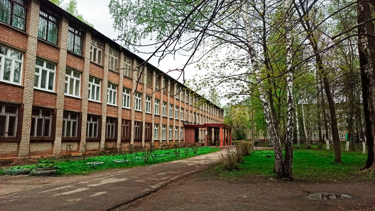 Школьный двор школы № 13 города Ярославля.