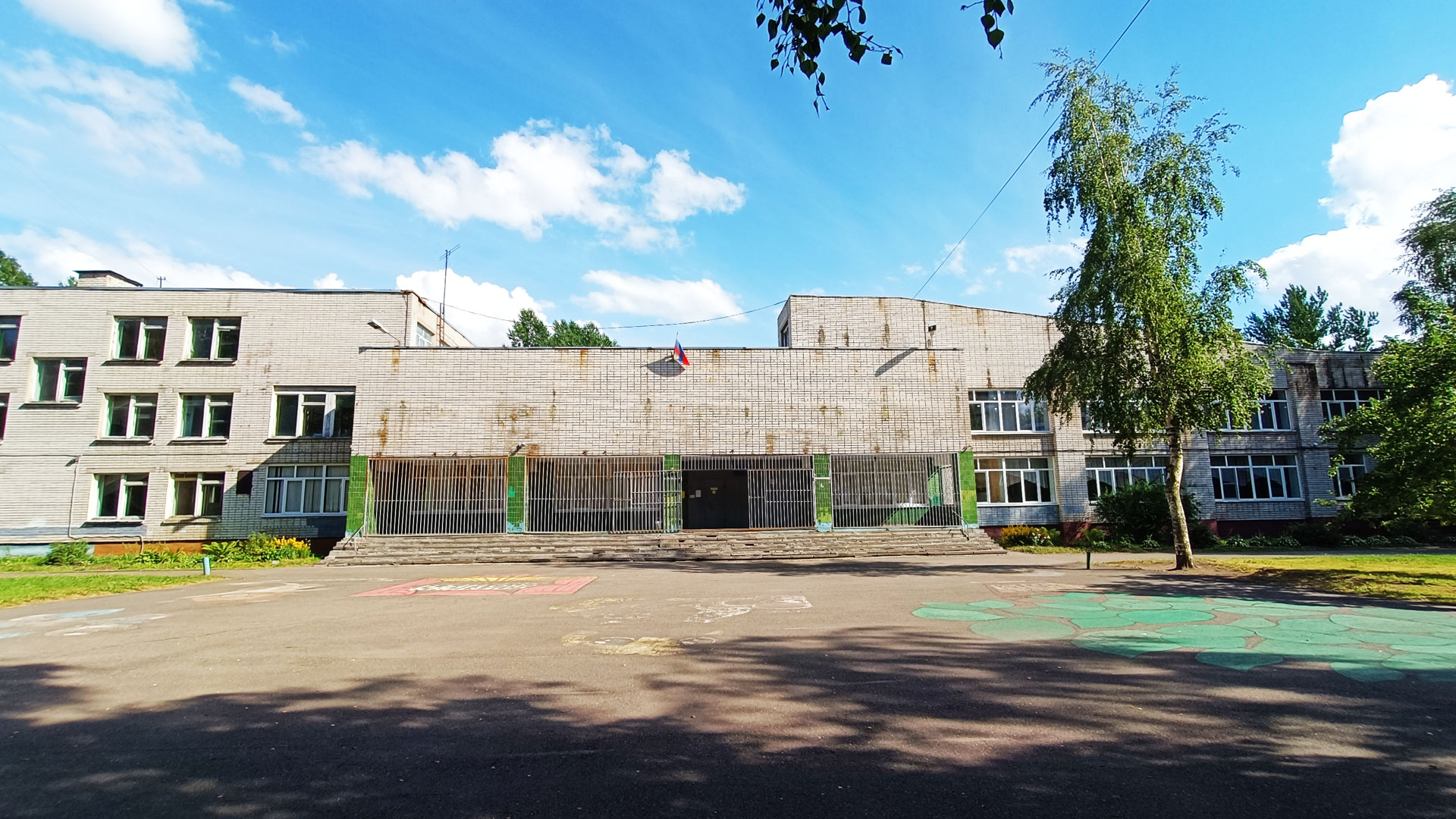 Школа 55 Ярославль: центральный вход в здание учреждения.