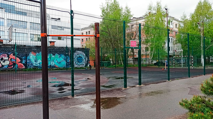 Школа 44 Ярославль: спортивная площадка с ограждением.