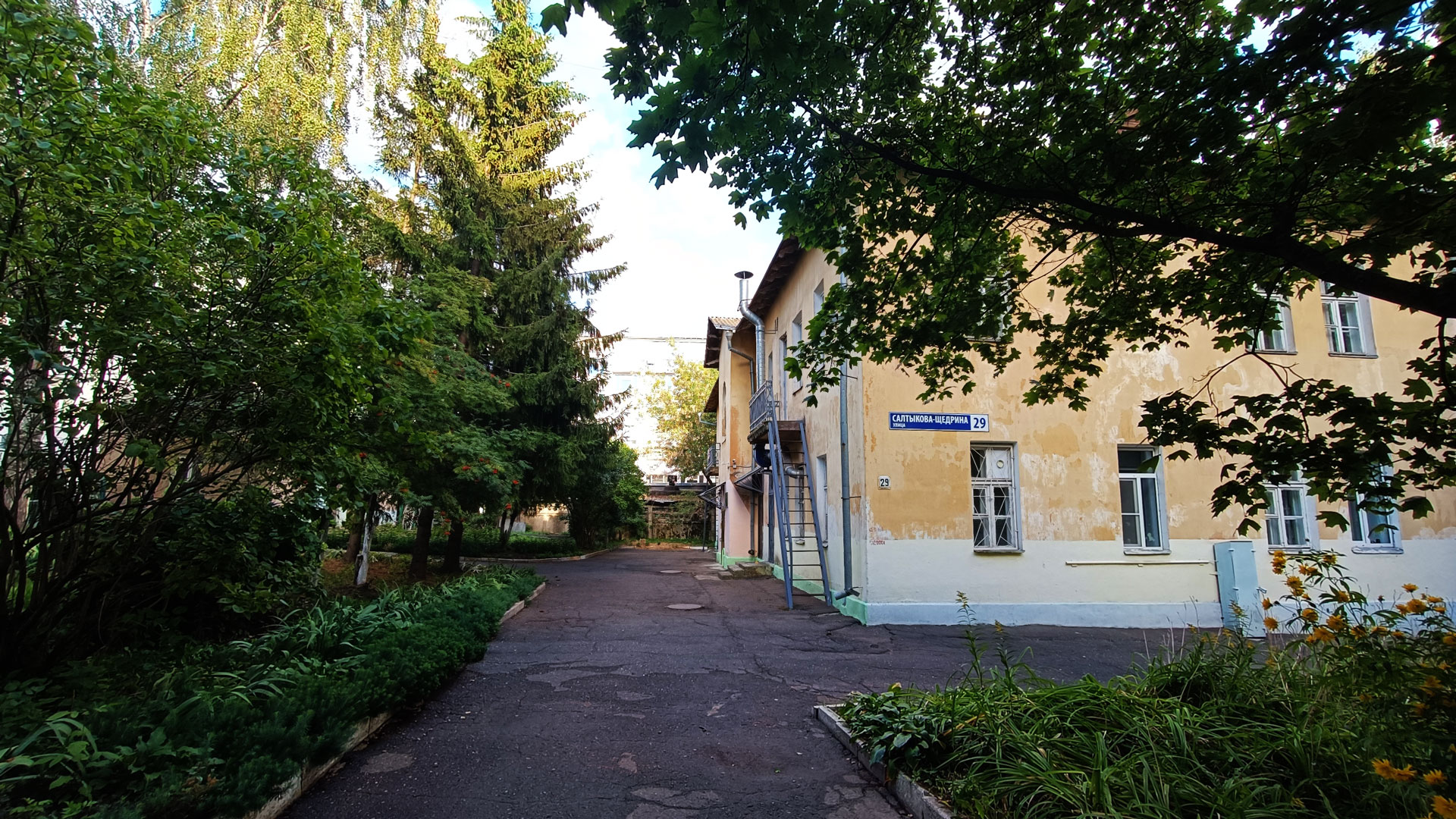 Детский сад 102 Ярославль: общий вид здания (ул. Салтыкова-Щедрина, 29).