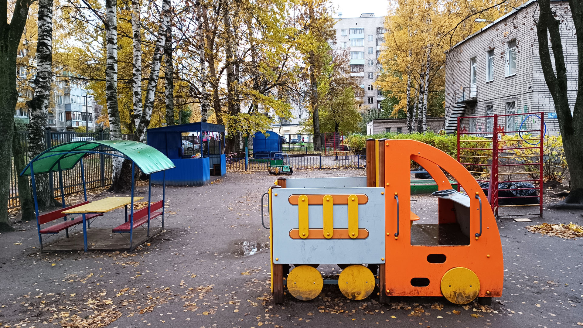 Детский сад 130 Ярославль: прогулочная площадка с беседкой и машинкой.