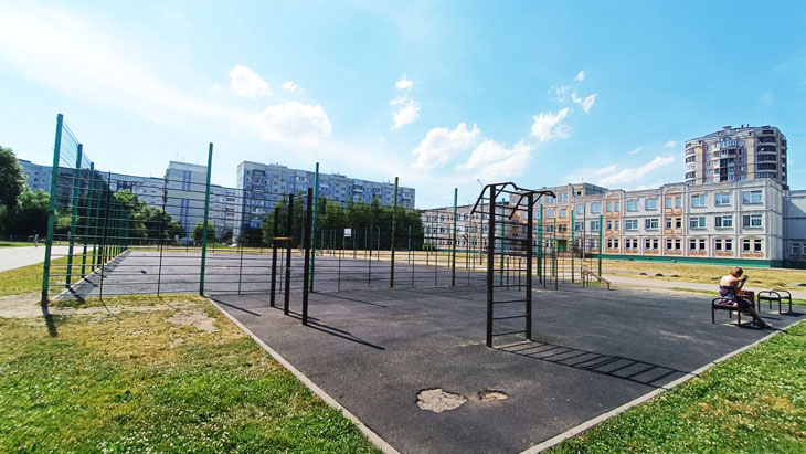 Многофункциональная спортплощадка школы 90 в городе Ярославле.