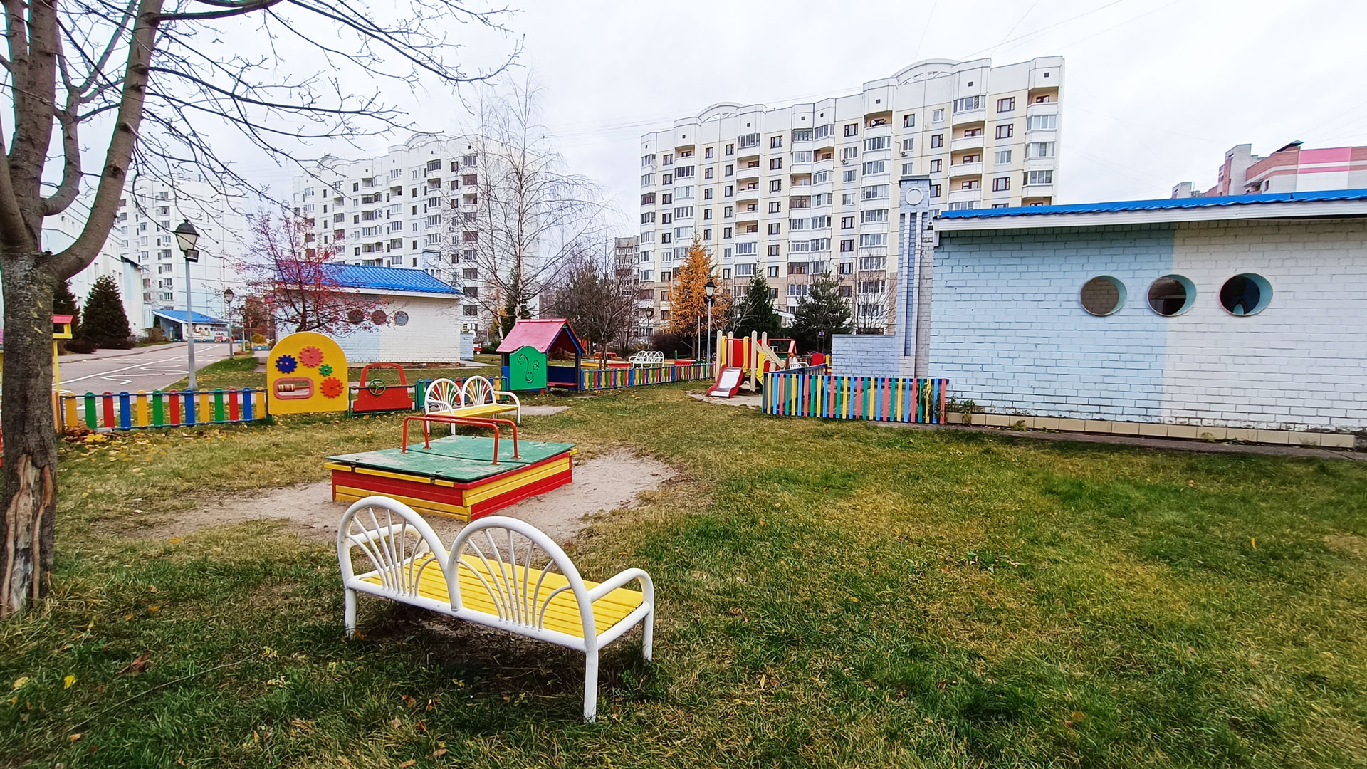 Детский сад 100 Ярославль: участок для прогулок.