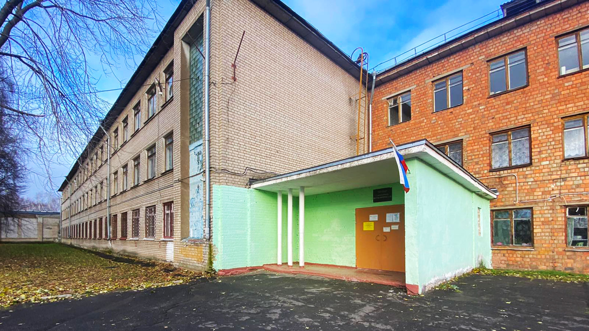 Санаторная школа-интернат 10 Ярославль: общий вид здания.