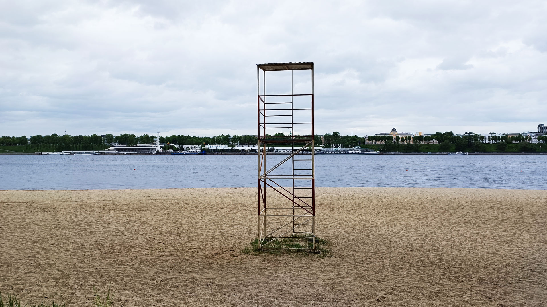 Тверицкий пляж Ярославль: спасательная вышка.