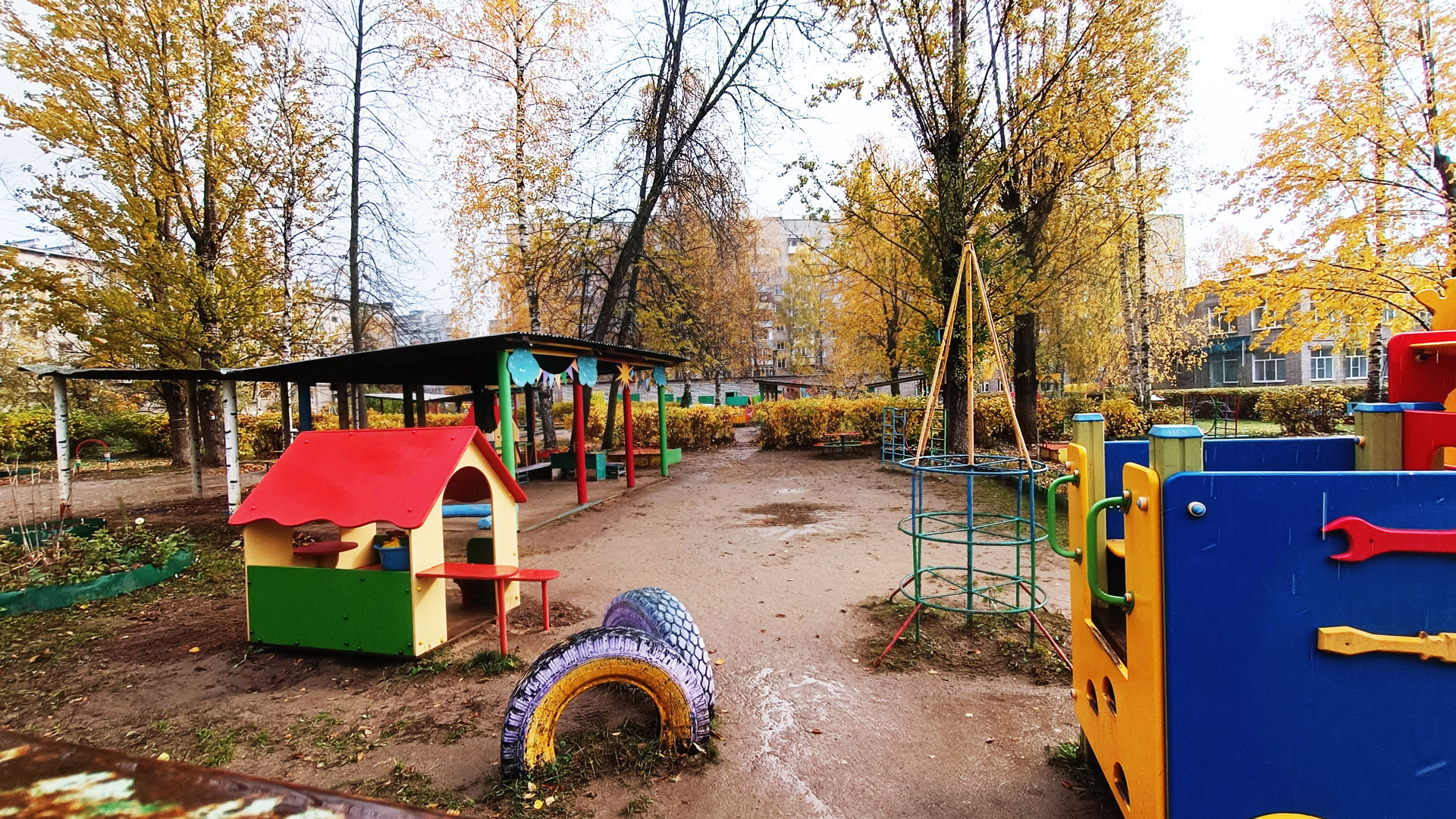 Детский сад 15 Ярославль: беседки, машины, домики. 