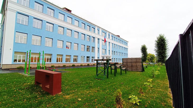 Школа 32 Ярославль: полоса препятствий, турники и перекладины.