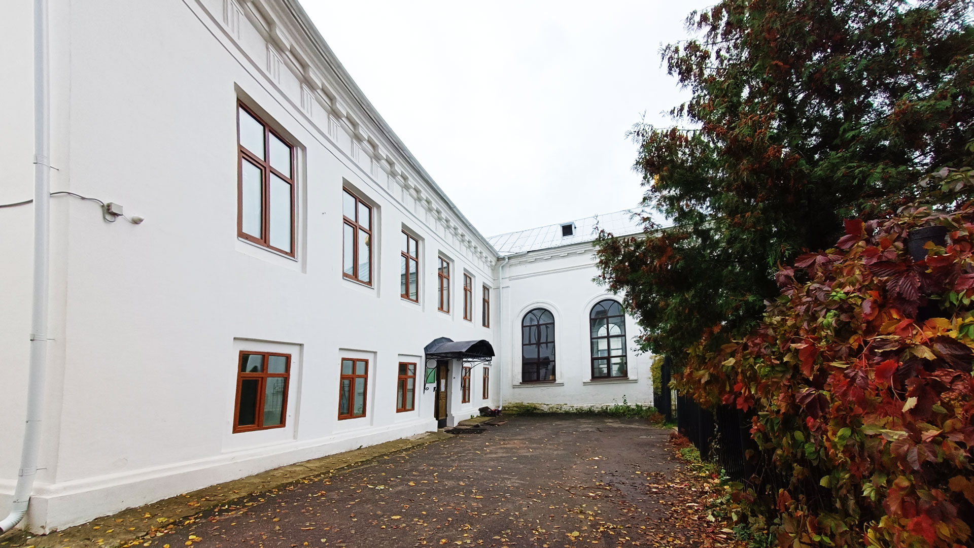 Общий вид православной гимназии в городе Ярославле.