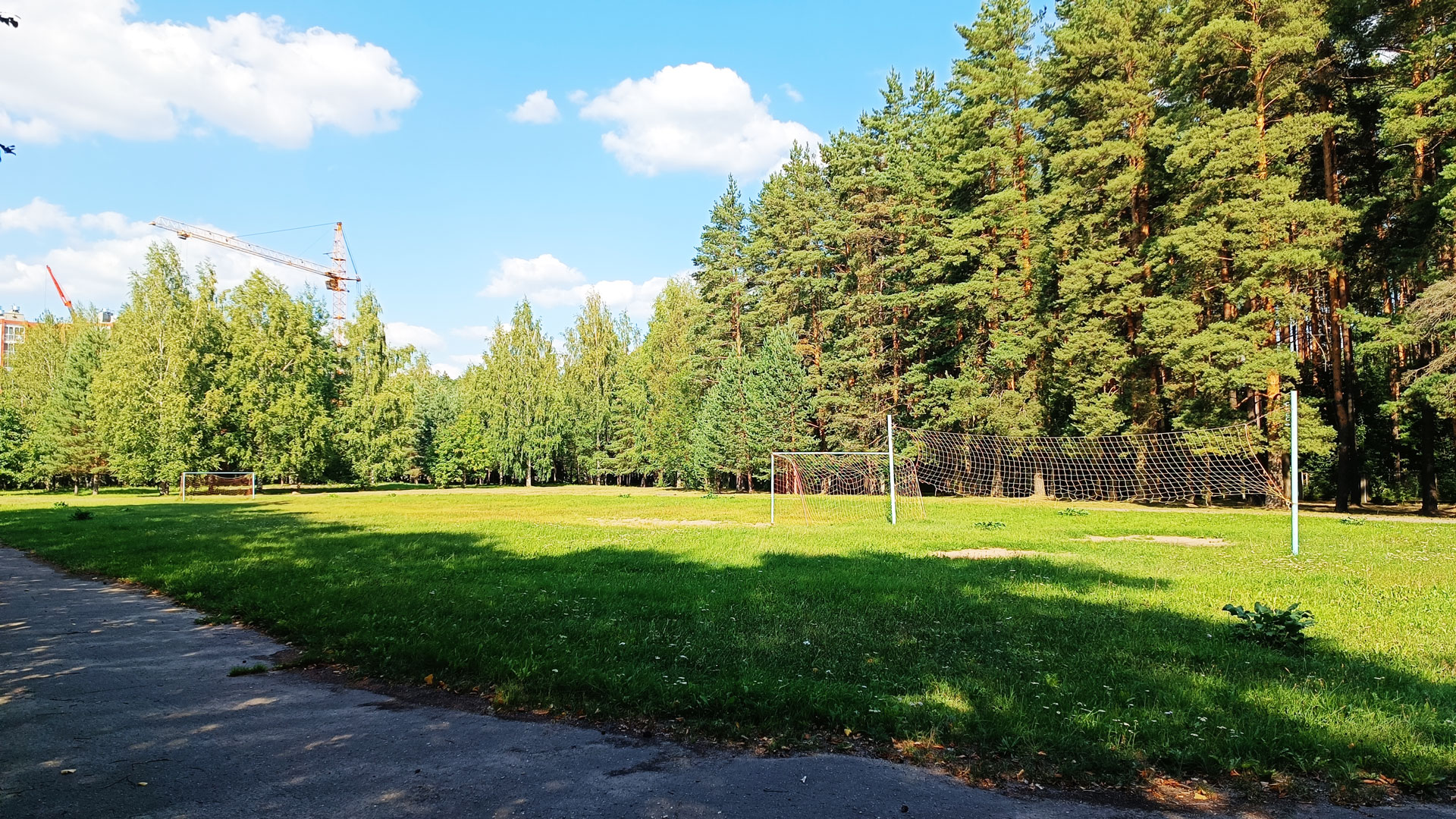 Волейбольное поле санаторно-лесной школы в городе Ярославле.