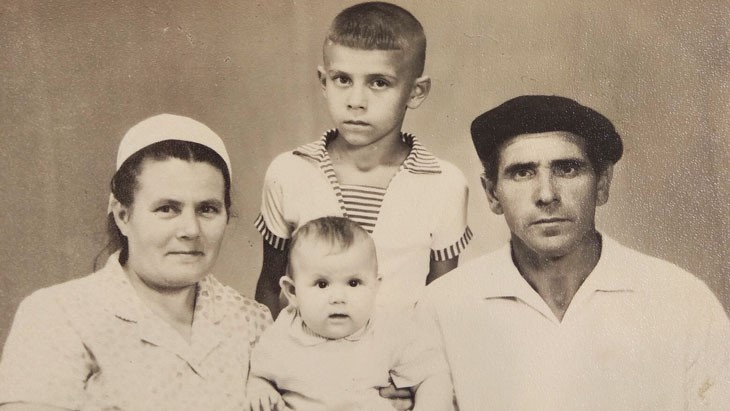 Моя семья : я, мама, папа и брат Владимир.