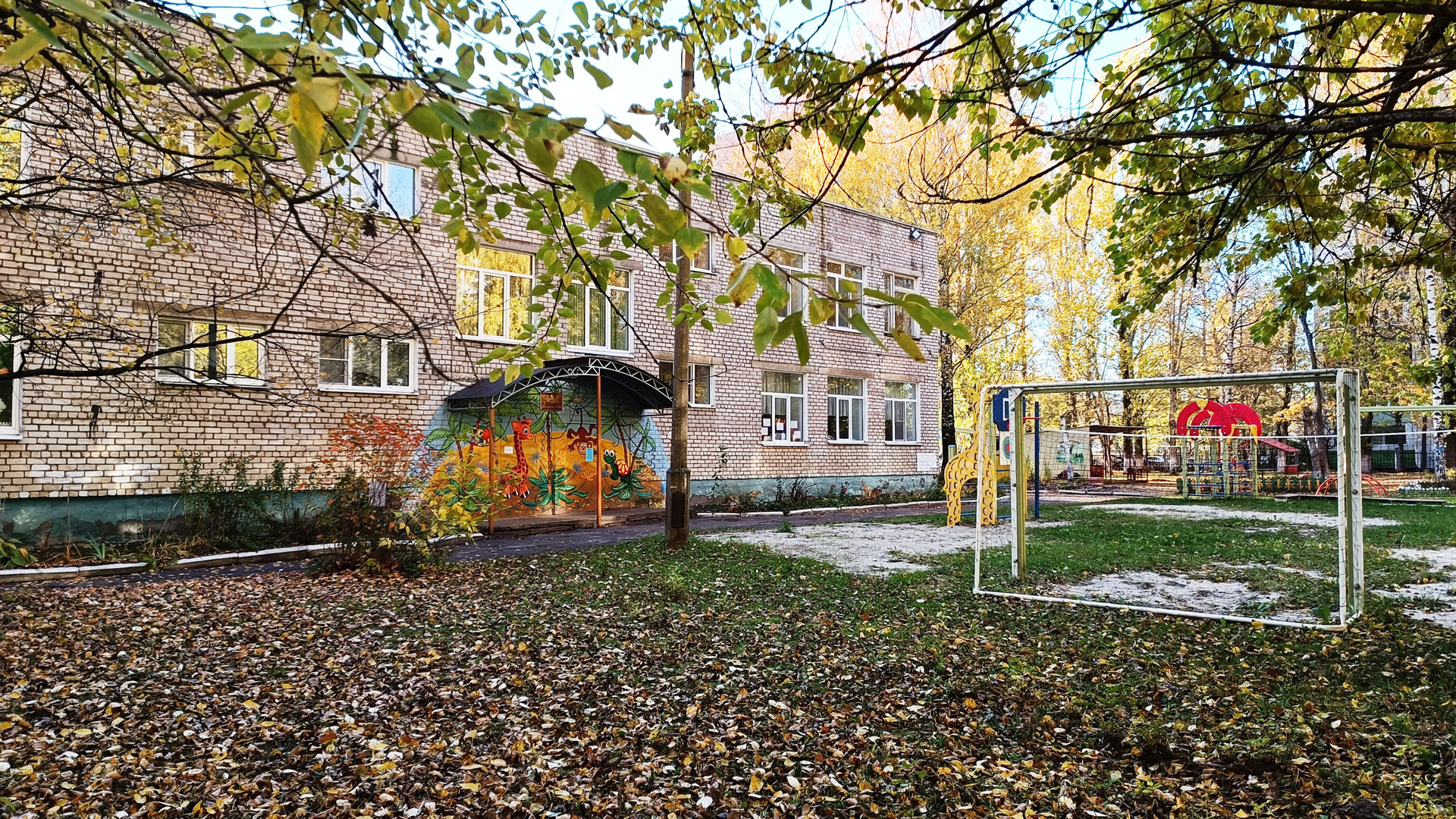 Детский сад 68 Ярославль: главный вход в здание садика.