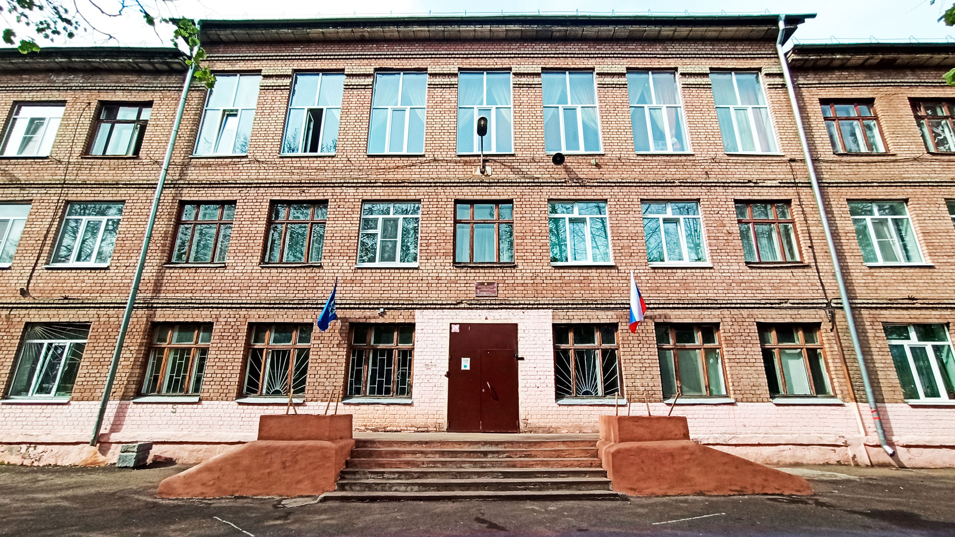 Школа 3 Ярославль: центральный вход в здание учреждения.