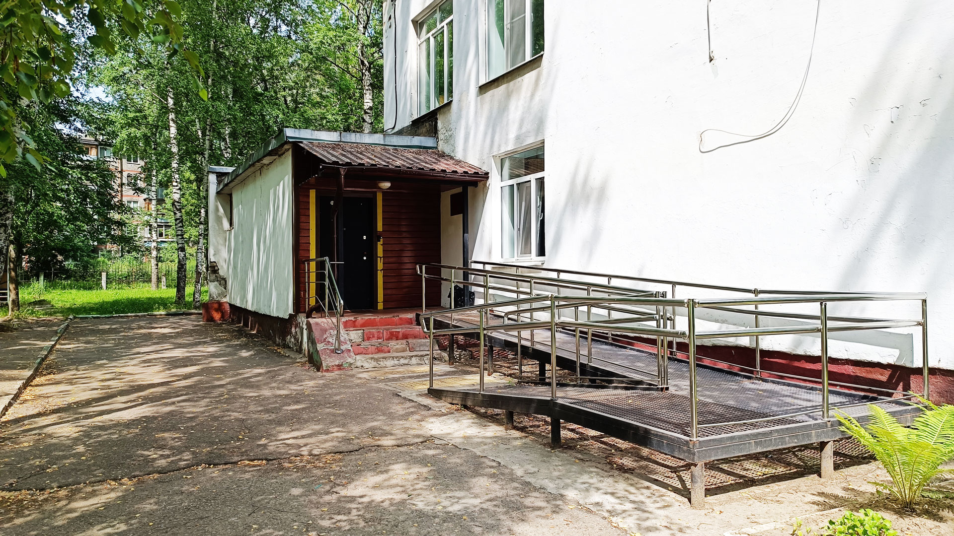 Школа-интернат 8 в городе Ярославле: вход в здание.