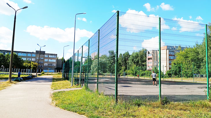 Спортивная площадка школы № 68 в городе Ярославле.