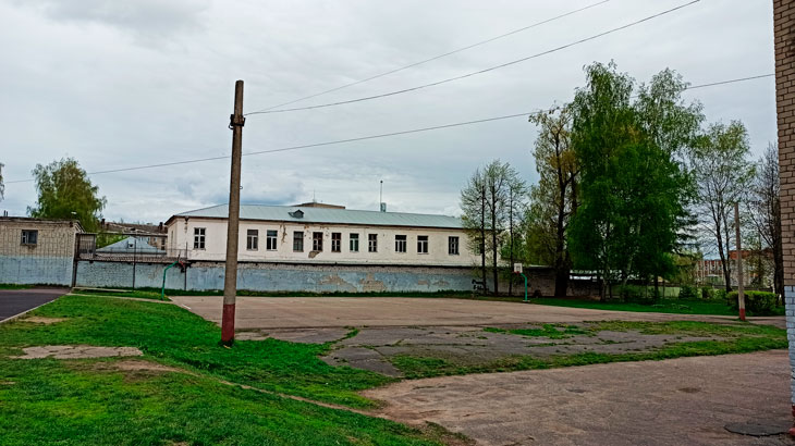 Баскетбольная площадка школы № 30 в городе Ярославле.