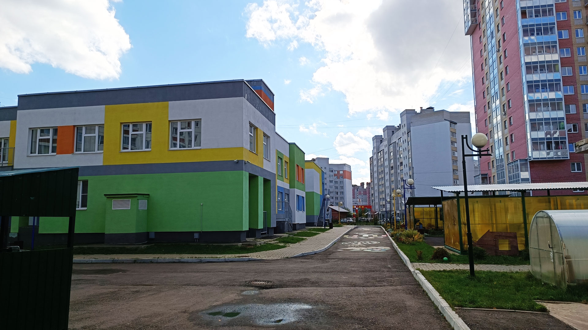 Детский сад 98 Ярославль: общий вид здания и территории.