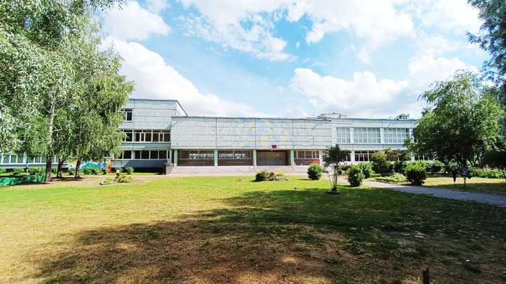 Общий вид здания школы № 99 города Ярославля.