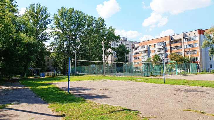 Волейбольная площадка школы 23 в городе Ярославле.