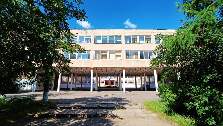 Общий вид здания школы № 68 города Ярославля.