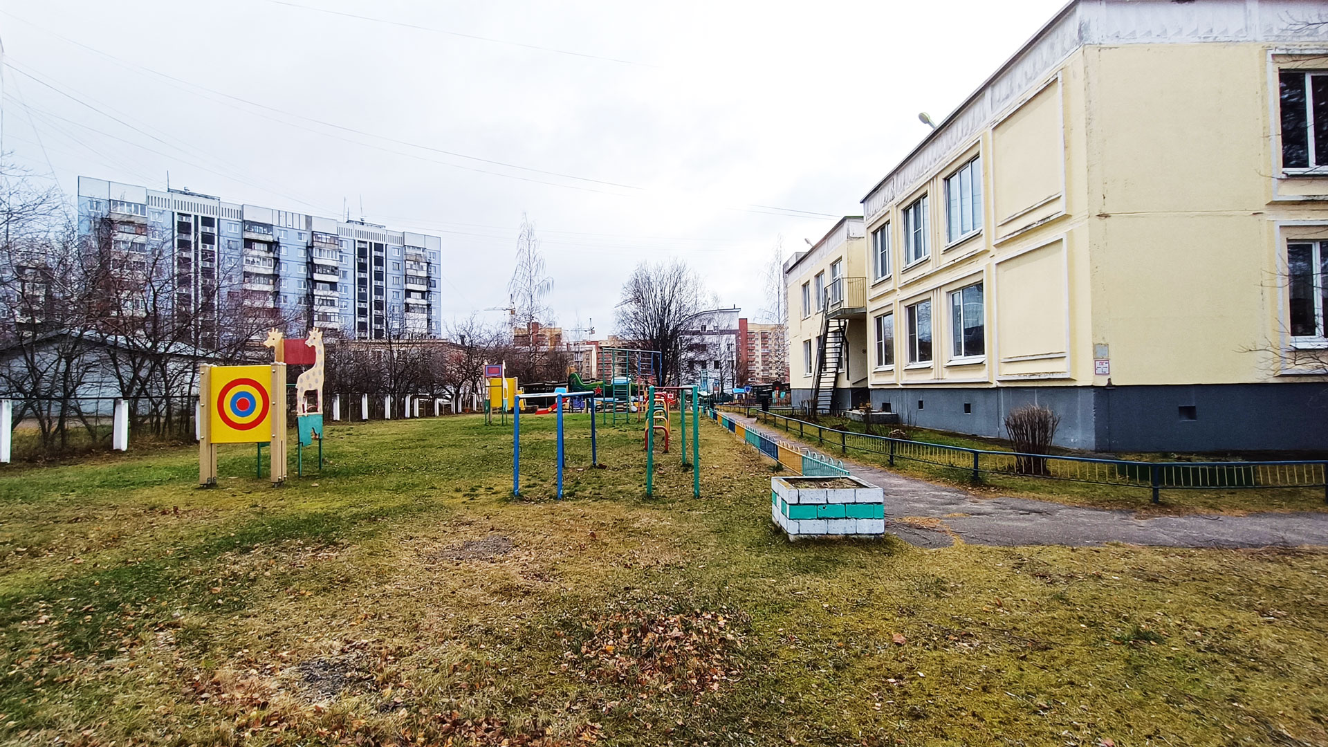 Детский сад 112 Ярославль: участок для прогулок.