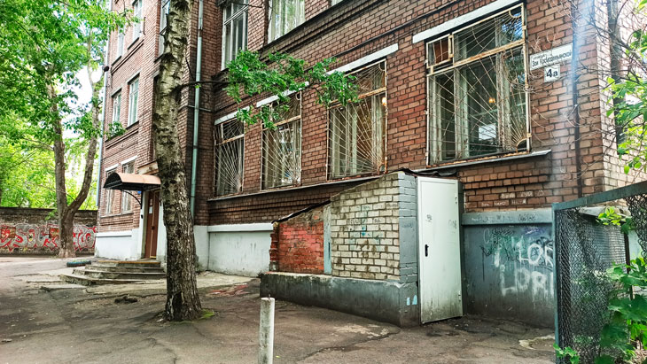 Общий вид здания школы № 94 города Ярославля.
