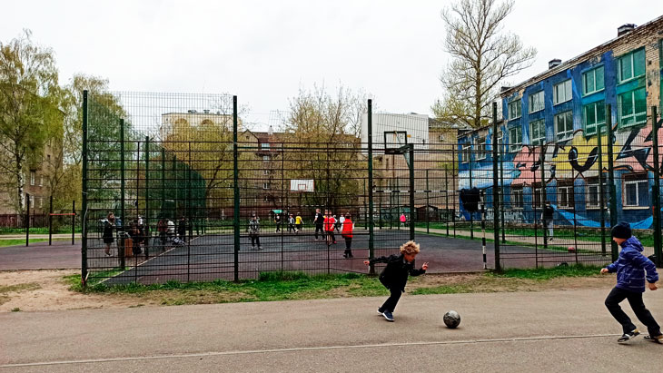 Школа 49 Ярославль: огороженная спортивная площадка. 