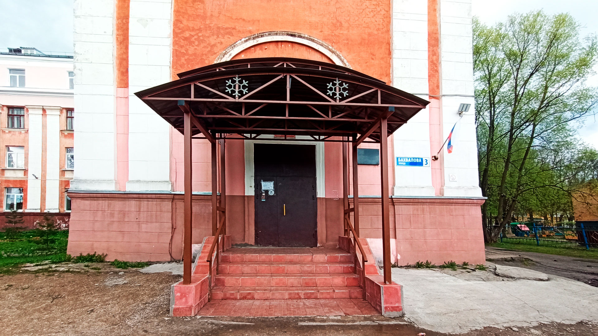 Школа 8 Ярославль: центральный вход в здание учреждения.