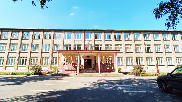 Общий вид здания школы № 14 города Ярославля.