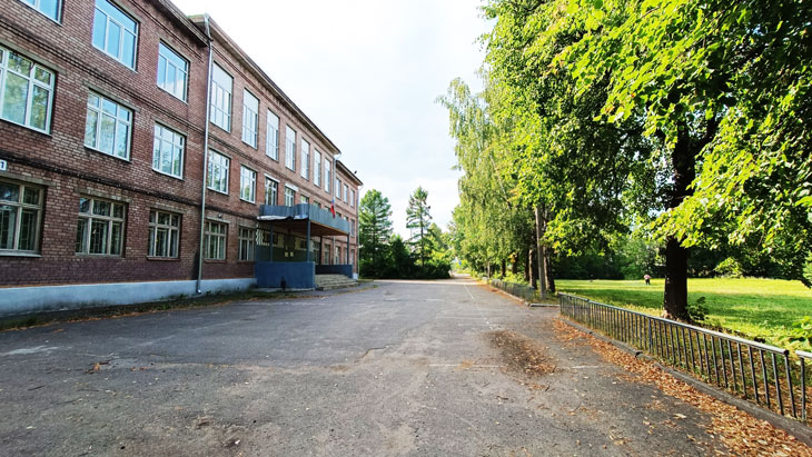 Школьный двор СОШ 16 по улице Туговская в городе Ярославле.