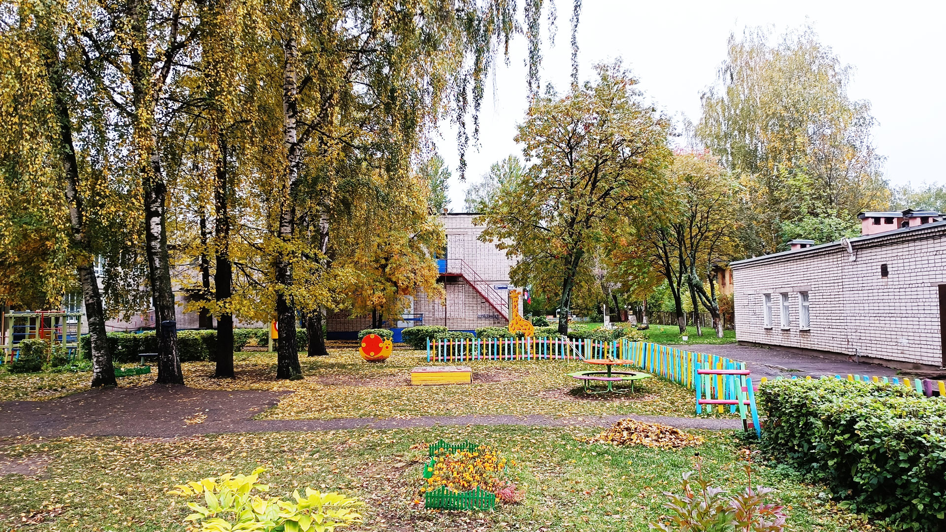 Детский сад 105 Ярославль: участок для игр и прогулок.