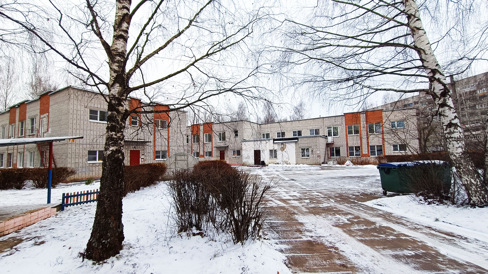 Детский сад 142 Ярославль: общий вид здания и территории.