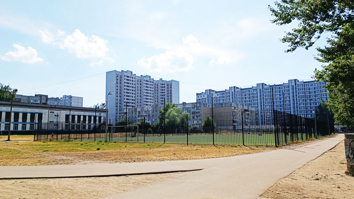 Многофункциональная спортплощадка школы 56 в городе Ярославле.