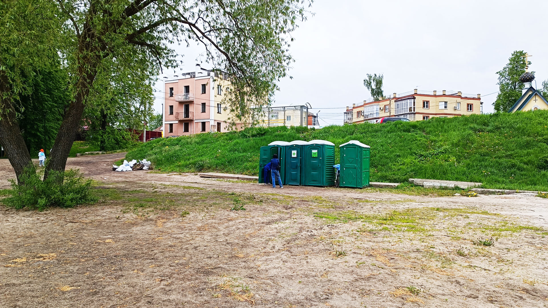 Тверицкий пляж Ярославль: туалетные кабины.
