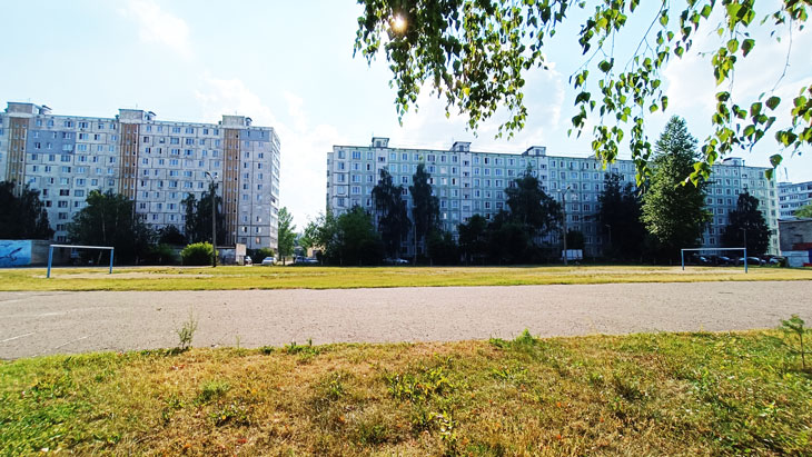 Футбольное поле школы 89 города Ярославля.
