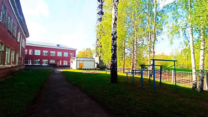 Силовой спортивный городок во дворе школы № 46 в Ярославле.