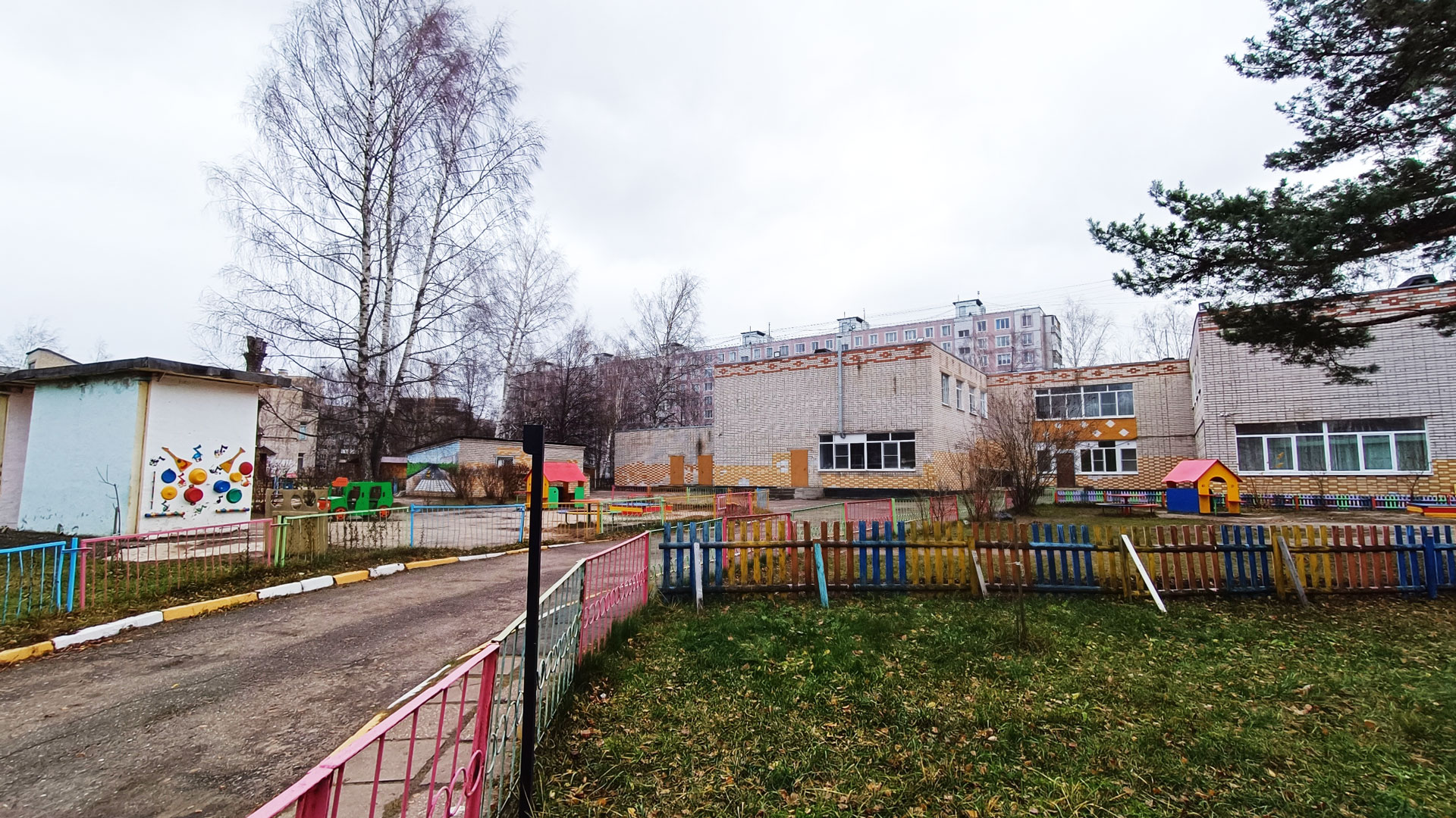Детский сад 139 Ярославль: общий вид здания и территории.