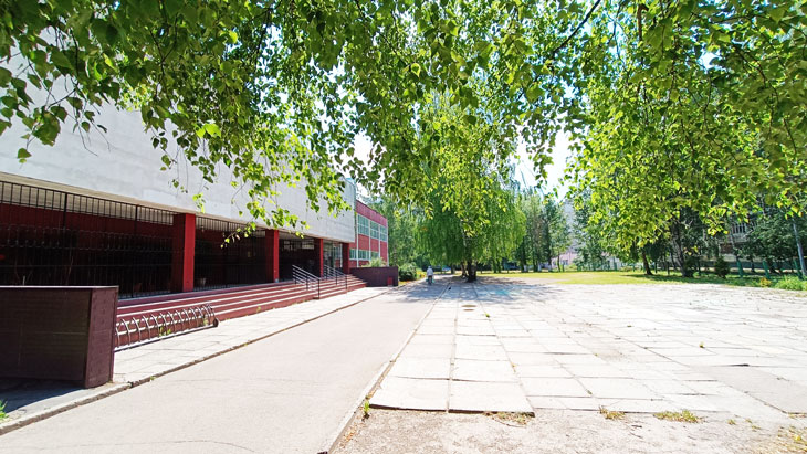 Школьный двор СОШ № 58 в городе Ярославле.
