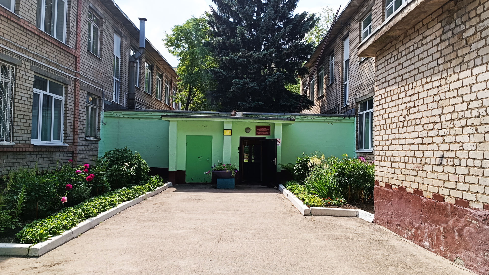 Школа-интернат 8 Ярославль: центральный вход в здание учреждения.