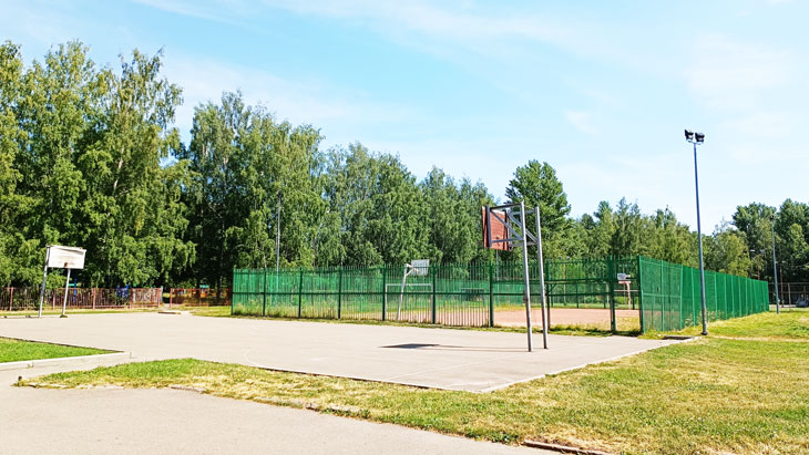 Баскетбольная площадка школы №10 в городе Ярославле.