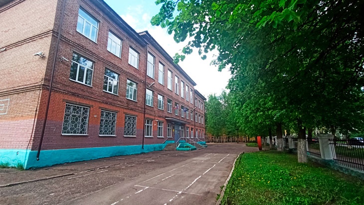 Школьный двор школы № 74 города Ярославля.