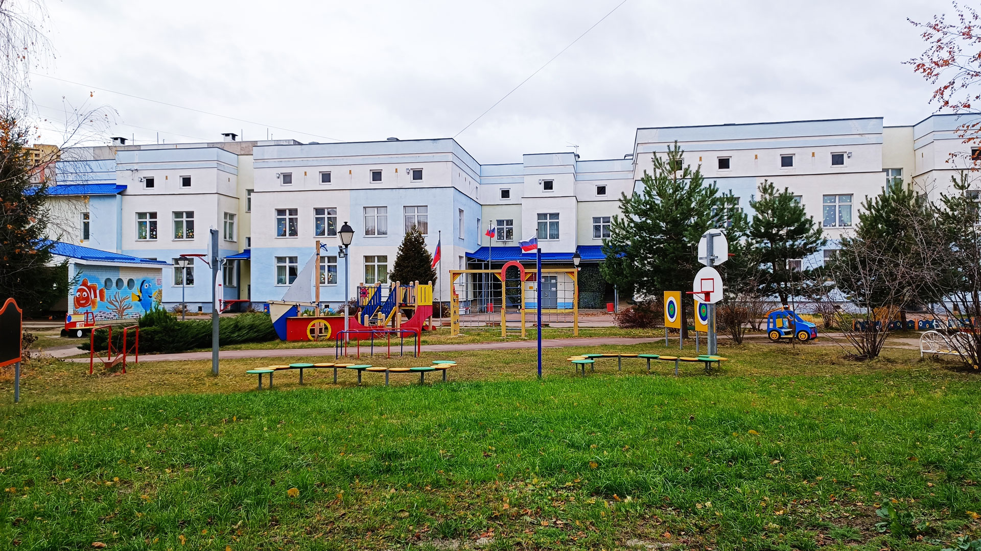 Детский сад 100 Ярославль: главный вход в здание садика.