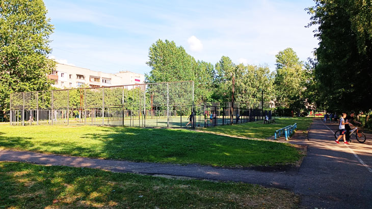 Школа 11 Ярославль: огороженная спортивная площадка.