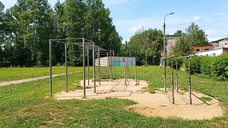 Спортивный силовой городок в школе № 39 города Ярославля.
