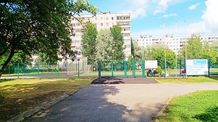 Волейбольная площадка школы 99 в городе Ярославле.