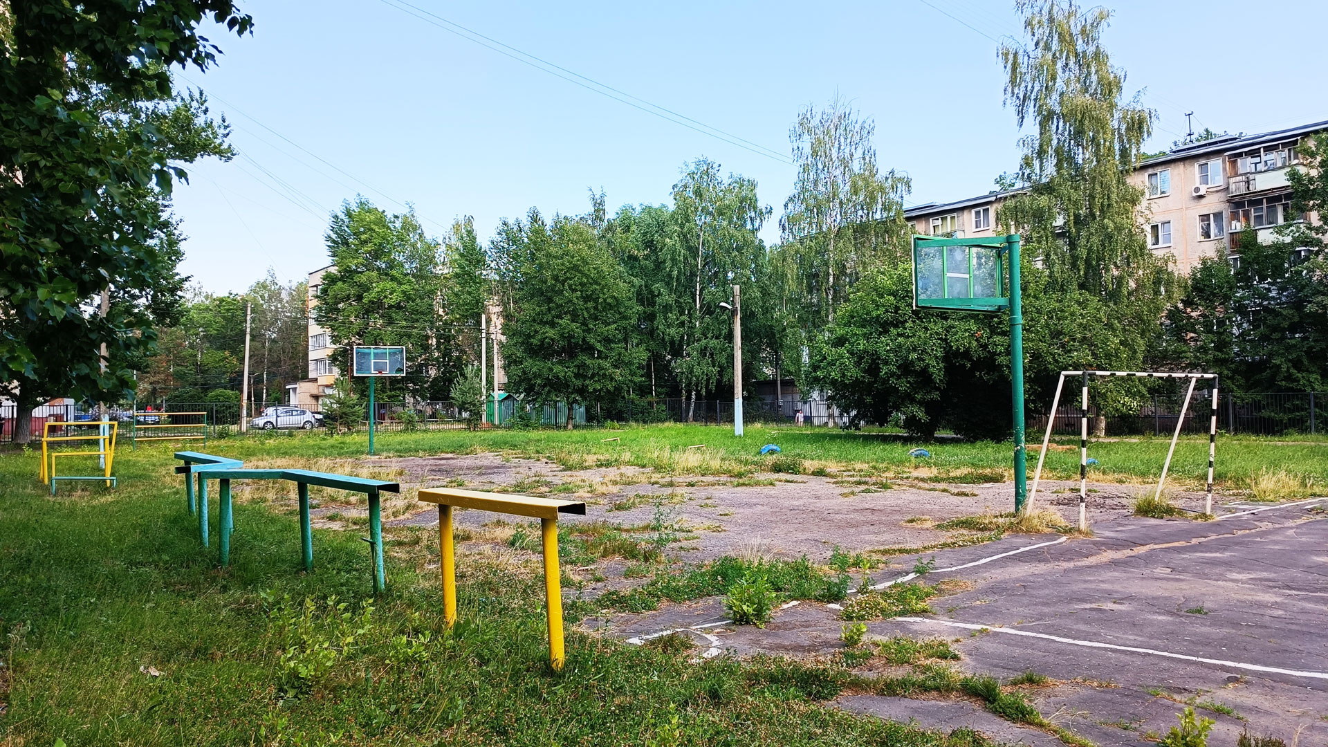 Баскетбольная площадка гимназии 2 в городе Ярославле.